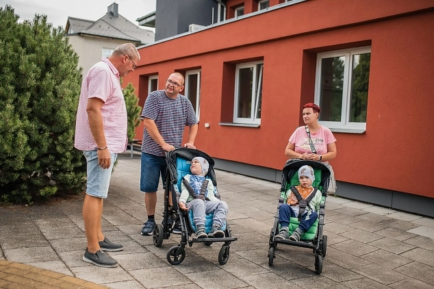 Předání daru na dětské rehabilitaci