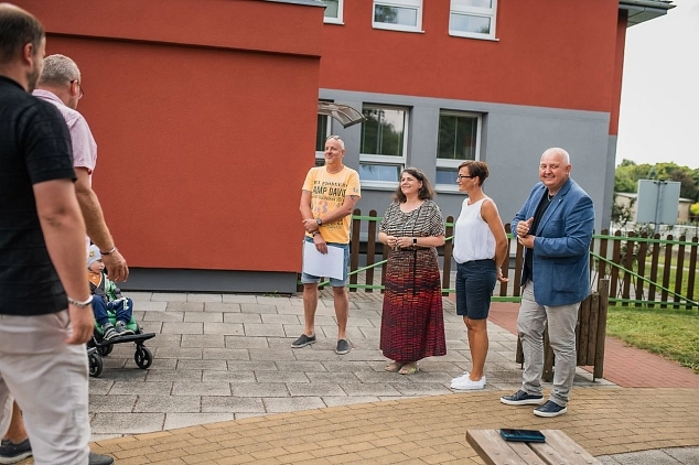 Předání daru na dětské rehabilitaci